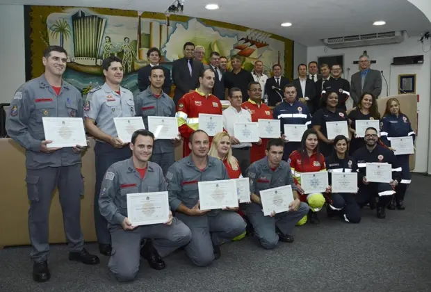 Socorristas recebem diploma de honra ao mérito