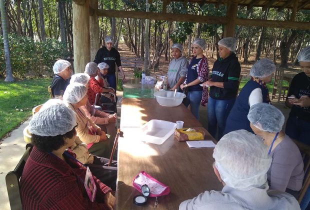 Alunas de Nutrição do UniFAJ promovem Oficina de Culinária com idosos do Centro Dia