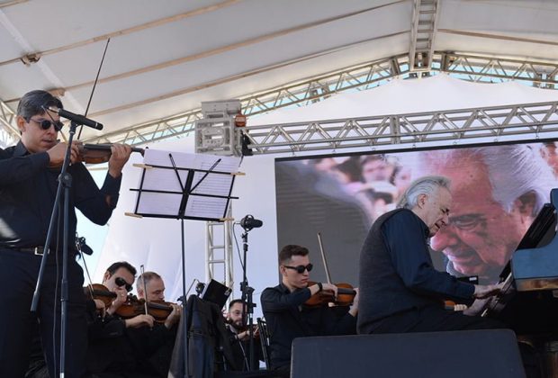 Maestro João Carlos Martins faz concerto para 2 mil pessoas
