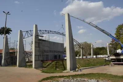 Palco Multiuso do Parque dos Ingás recebe estruturas metálicas da cobertura