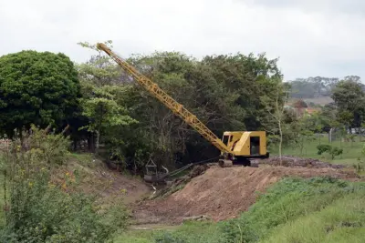 Córrego dos Macacos recebe limpeza e desassoreamento