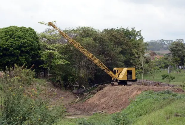 Córrego dos Macacos recebe limpeza e desassoreamento