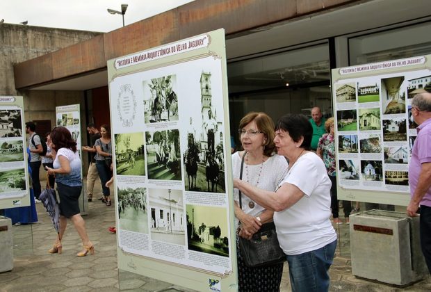 Exposição com 350 fotos destaca arquitetura da Jaguariúna antiga na Praça Umbelina Bueno