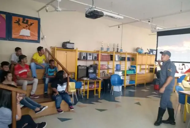 Escolas municipais recebem palestras de conscientização contra queimadas em área urbana