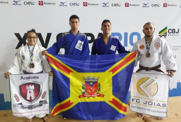 Artur Nogueira recebe medalhas em competição internacional