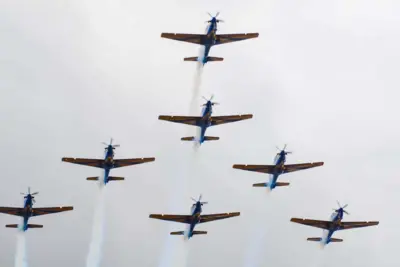 Esquadrilha da Fumaça dá show no céu e atrai milhares de espectadores