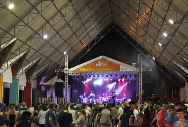 Holambra celebra 27 anos com desfile cívico e show na Rua da Amizade