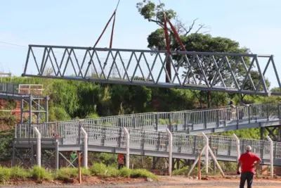 Prefeitura anuncia entrega de passarela sobre a linha férrea na região do Cruzeiro do Sul para dezembro