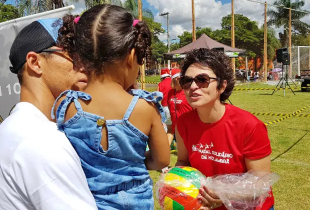 Papai Noel distribui presentes neste domingo 