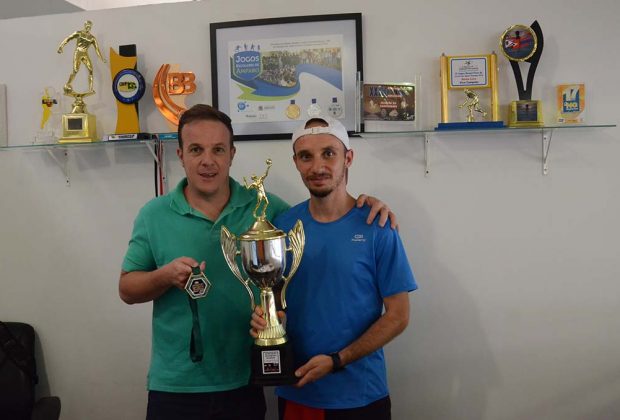 Voleibol masculino de Amparo é campeão da Copa ADR