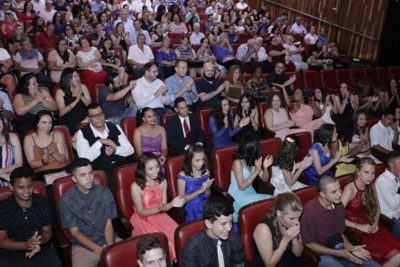 Cerimônia de formatura das escolas “Joaquim Pires II” e “Adone Bonetti” lota o Teatro Municipal