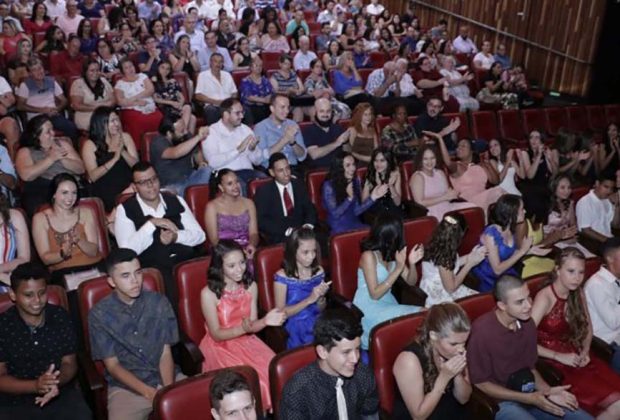 Cerimônia de formatura das escolas “Joaquim Pires II” e “Adone Bonetti” lota o Teatro Municipal