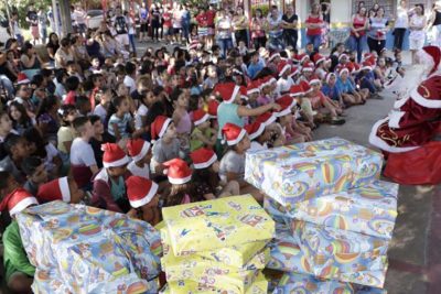 Crianças da rede pública recebem Papai Noel e quase 10 mil presentes são distribuídos