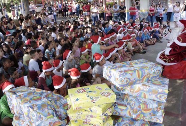 Crianças da rede pública recebem Papai Noel e quase 10 mil presentes são distribuídos