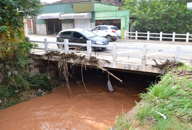 Chuva forte causa estragos em Pedreira