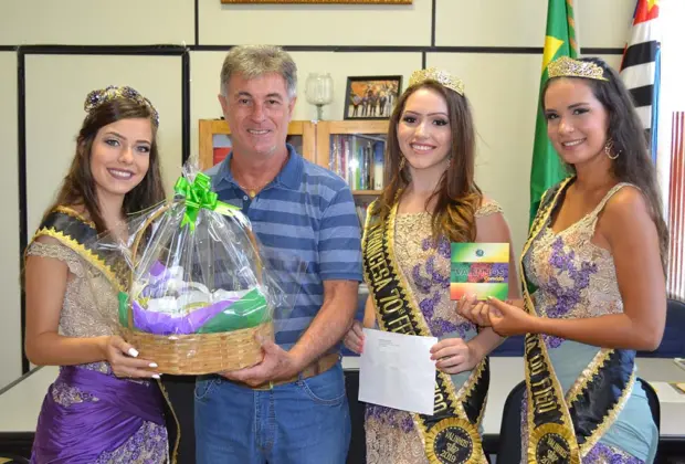 Promotoras da 70ª Festa do Figo de Valinhos estiveram em Pedreira entregando convites