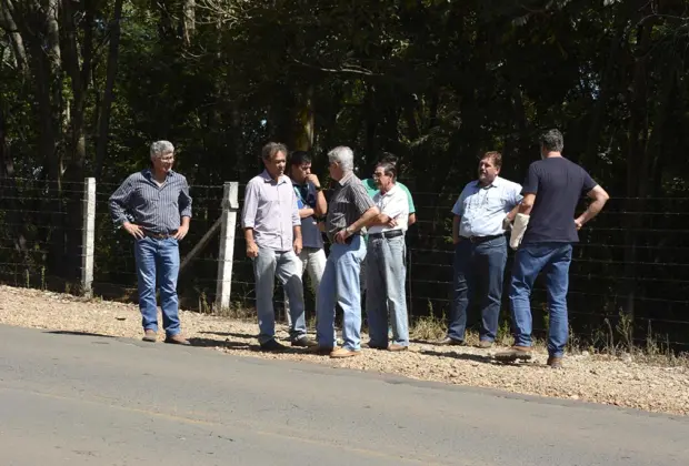 Técnicos inspecionam avenida Nico Lanzi para início das obras de pavimentação