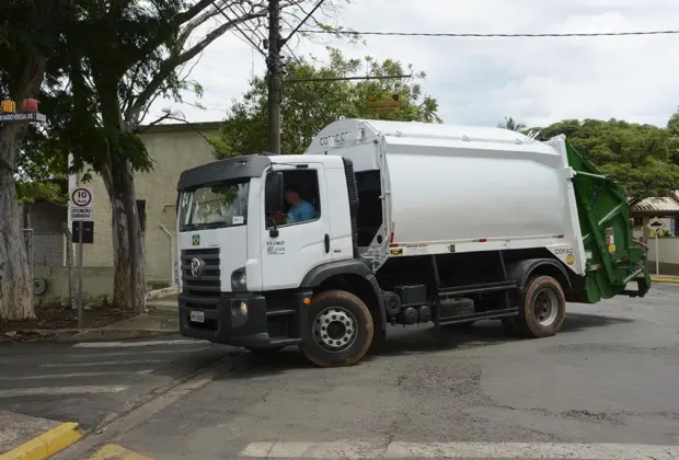 Quatro caminhões vão reforçar a coleta de lixo doméstico