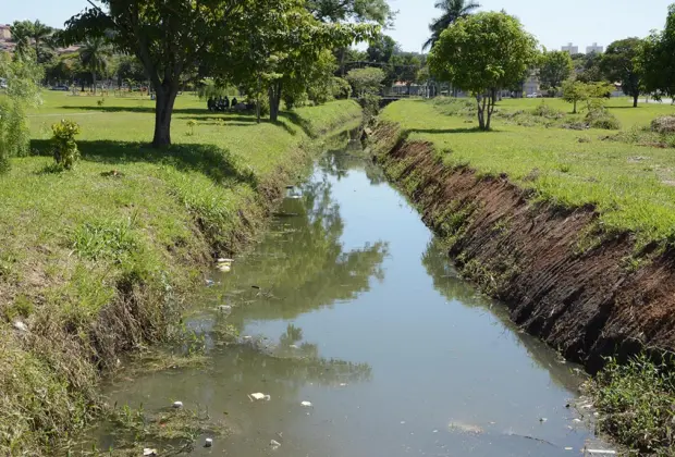 Estradas, córregos e canais recebem manutenção e limpeza