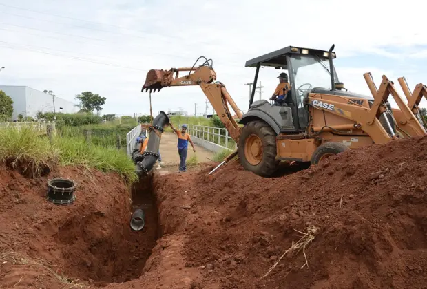 Segmento da nova adutora da zona norte que transpõe rodovia é conectado