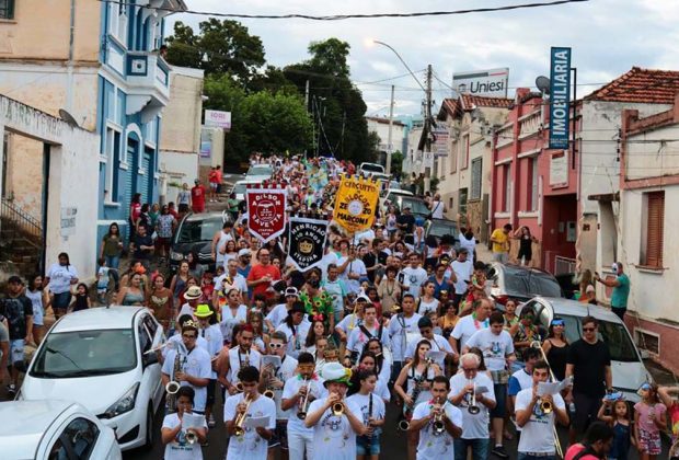 Carnaval itapirense reúne milhares de foliões