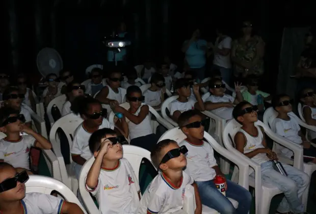 Alunos da rede municipal de ensino de Artur Nogueira recebem o Cinema 4D “Mundo das Águas”.