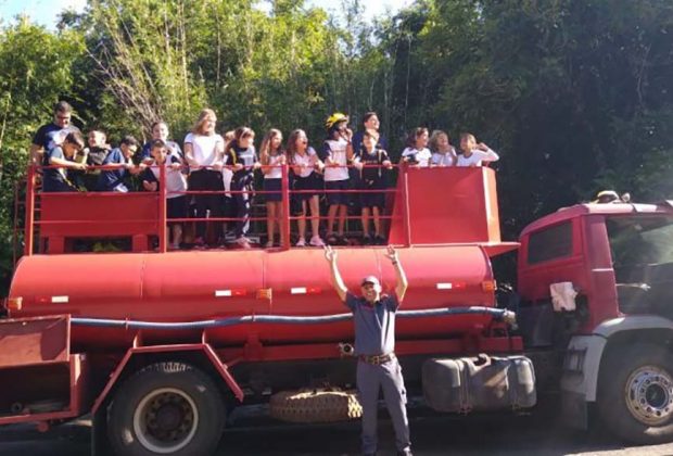 Bombeiros visitam alunos do Colégio Objetivo Jaguariúna no Dia Mundial da Água
