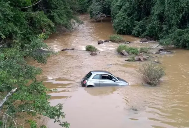 Mulher cai com veículo no Rio Jaguari e menino de 14 anos a socorre