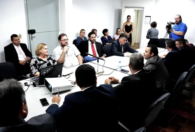 Secretária de Saúde esclarece dúvidas de vereadores em reunião na Câmara