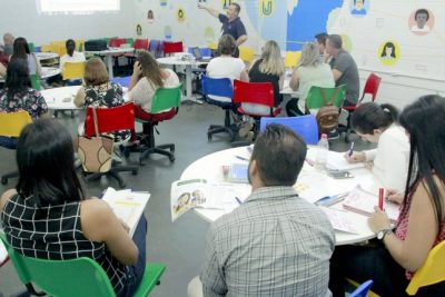 Prefeitura entrega novo material didático a professores e equipes gestoras da Educação