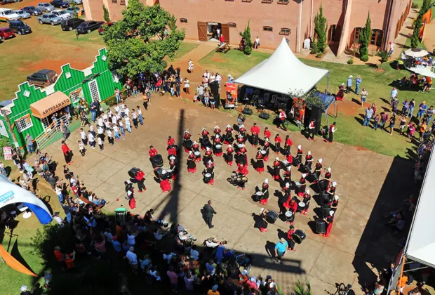 Mais de 2 mil pessoas celebram o Dia do Rei em Holambra