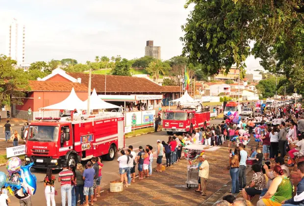 Público comparece em peso para prestigiar desfile de 9 de abril