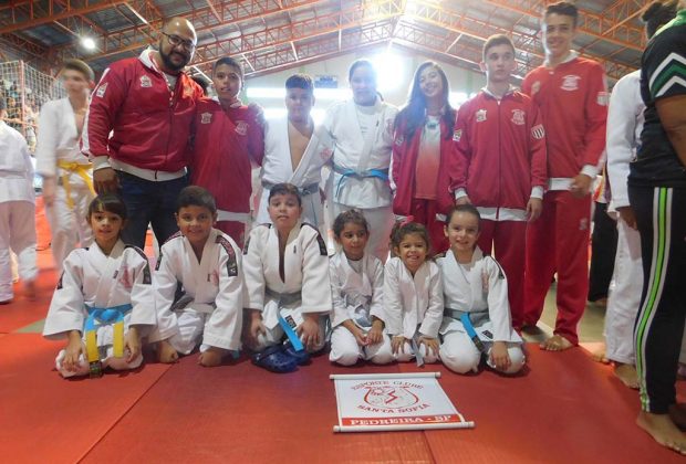 Judocas de Pedreira conquistam medalhas em Várzea Paulista