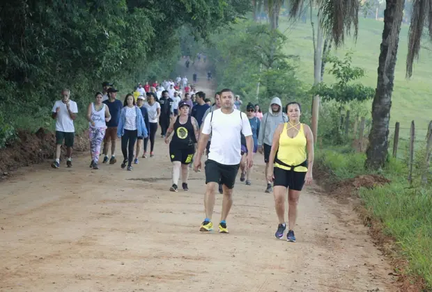 Organizada pela Prefeitura, Caminhada do Salvador leva centenas de participantes ao Morro do Cristo