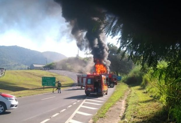 Ônibus de transporte de passageiros pega fogo em rodovia sentido Pedreira