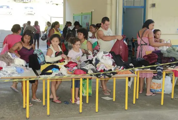 Moradores do bairro Miguel Martini recebem doações