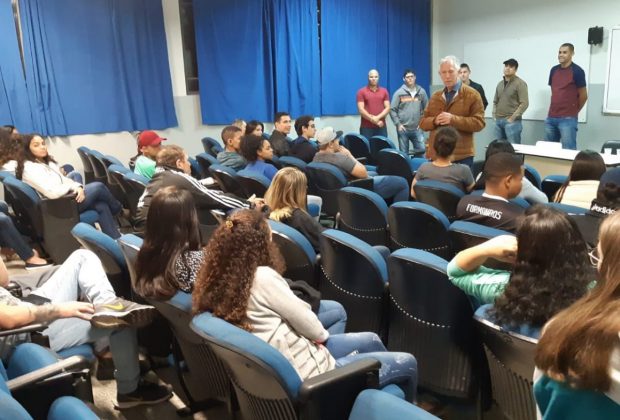 Antonio Ganzarolli Filho é entrevistado por alunos da Escola Municipal “Professor João Emílio Begalli”