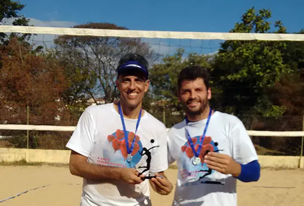 Dupla guaçuana sobe ao pódio em torneio de vôlei de areia