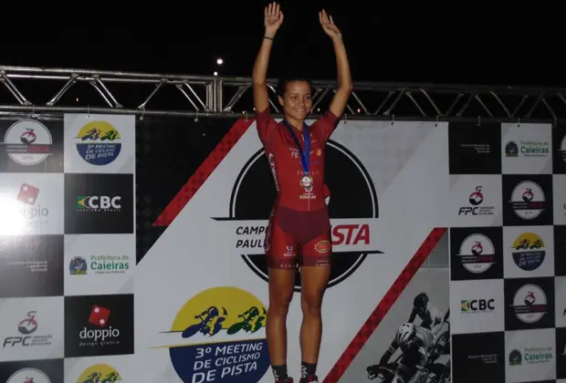 Júlia Braga conquista dois títulos em prova de ciclismo