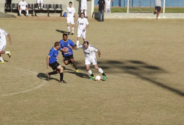 Roseira Master goleia, mantém invencibilidade e lidera com folga o Campeonato de Futebol Sênior