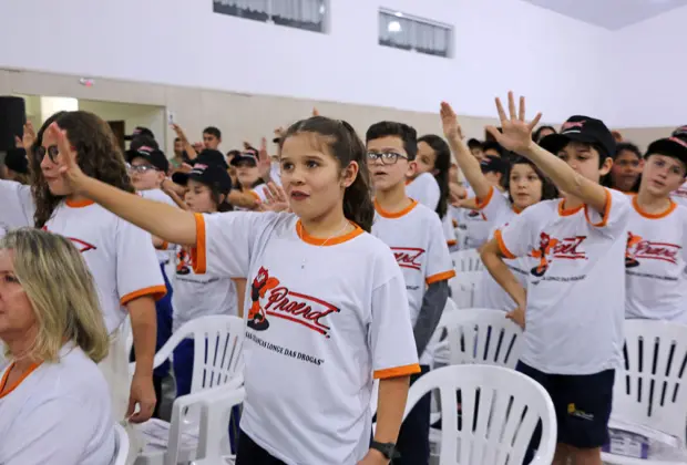 Centenas de jovens holambrenses concluem formação do PROERD