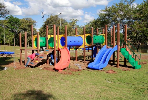 Prefeitura de Jaguariúna instala playground no Parque dos Lagos