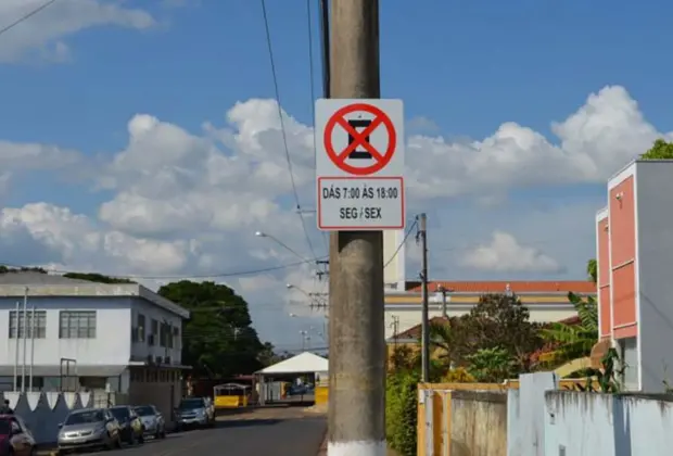 Sinalização da Avenida da Saudade sofre alteração; Rotatória para saída de Amparo é revitalizada