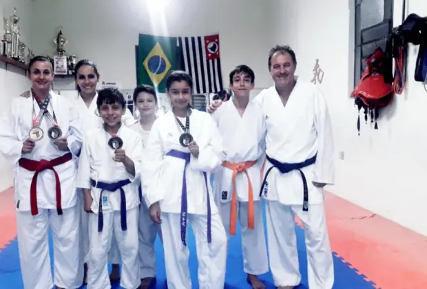 Karatecas de Amparo sobem no pódio em São Bernardo do Campo