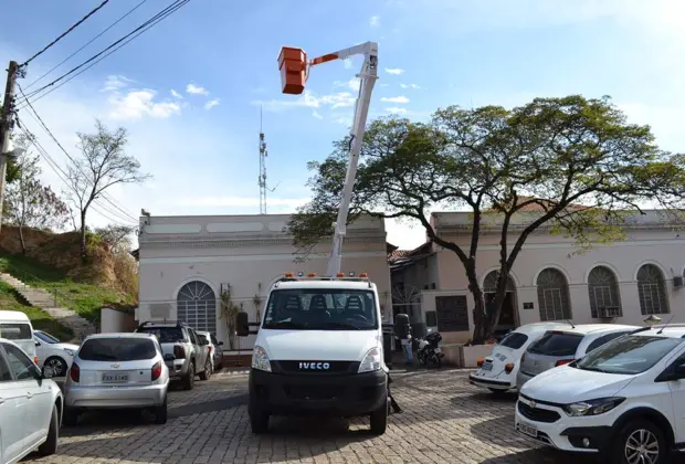 Prefeitura de Pedreira adquire novo Caminhão para manutenção da Iluminação Pública