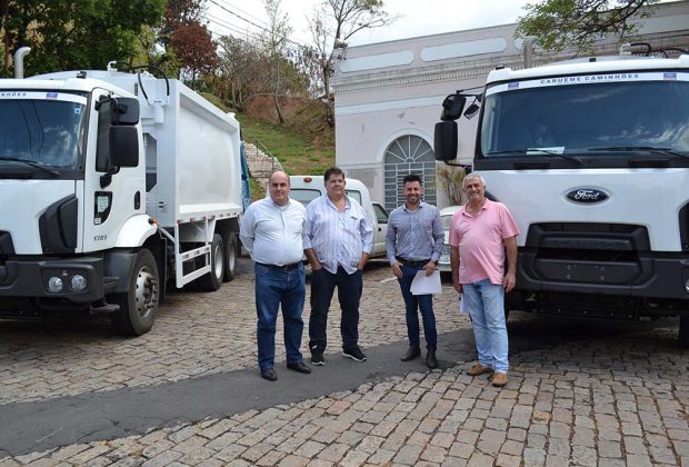 Prefeitura de Pedreira adquire dois novos caminhões coletores de lixo