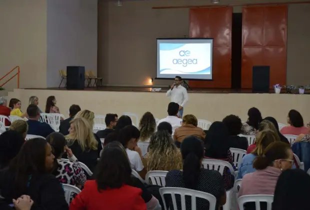 Equipe técnica da Águas de Holambra ministra palestra a professores