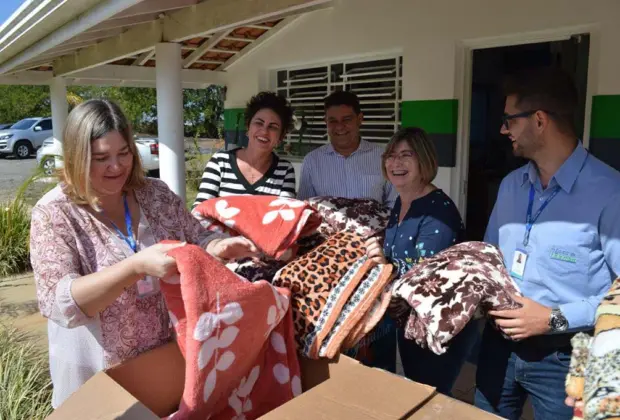 Águas de Holambra doa cobertores e reforça Campanha do Agasalho