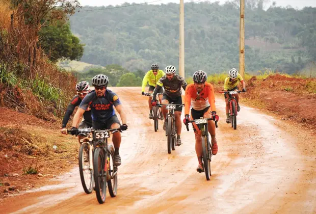 Ciclistas enfrentam chuva e frio na sétima Roseira Race