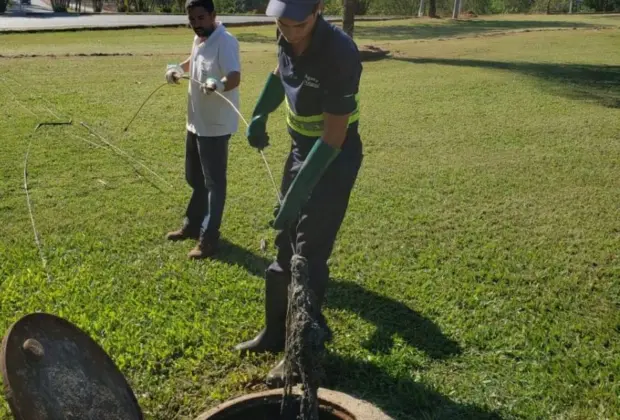 Lixo na rede coletora de esgoto aumenta casos de extravasamento